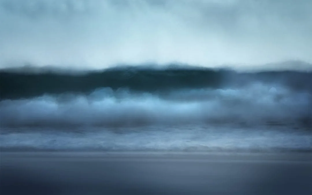 Vague en mouvement capturée avec la technique ICM, créant un effet flou artistique et abstrait.