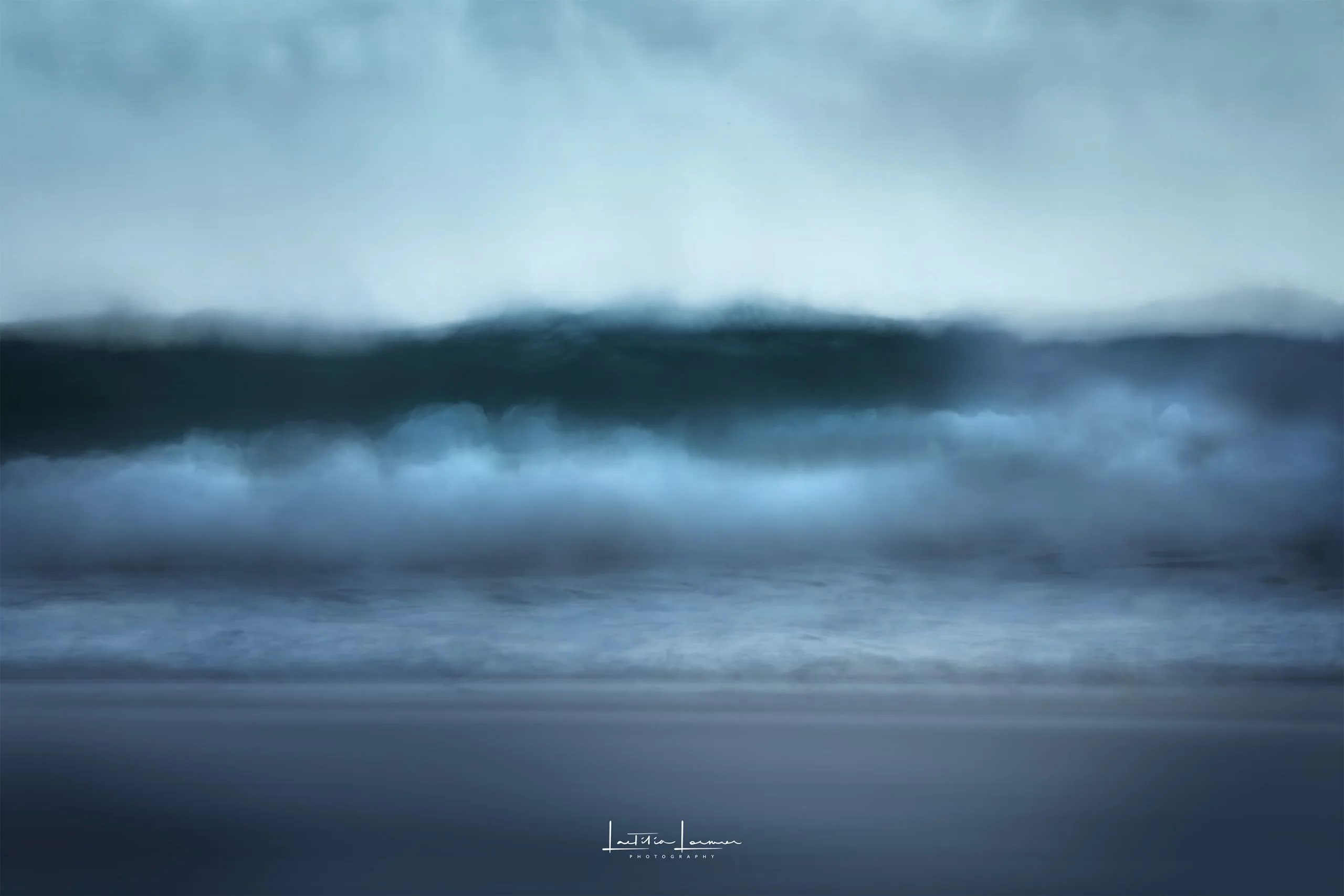 Vague en mouvement capturée avec la technique ICM, créant un effet flou artistique et abstrait.