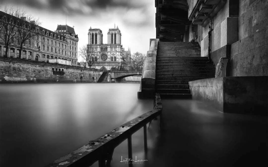 La ville s’agite, mais ici, tout semble apaisé. La pose longue transforme le tumulte en sérénité, offrant à Paris une nouvelle dimension intemporelle. Formation personnalisée en photographie Paris et en ligne
