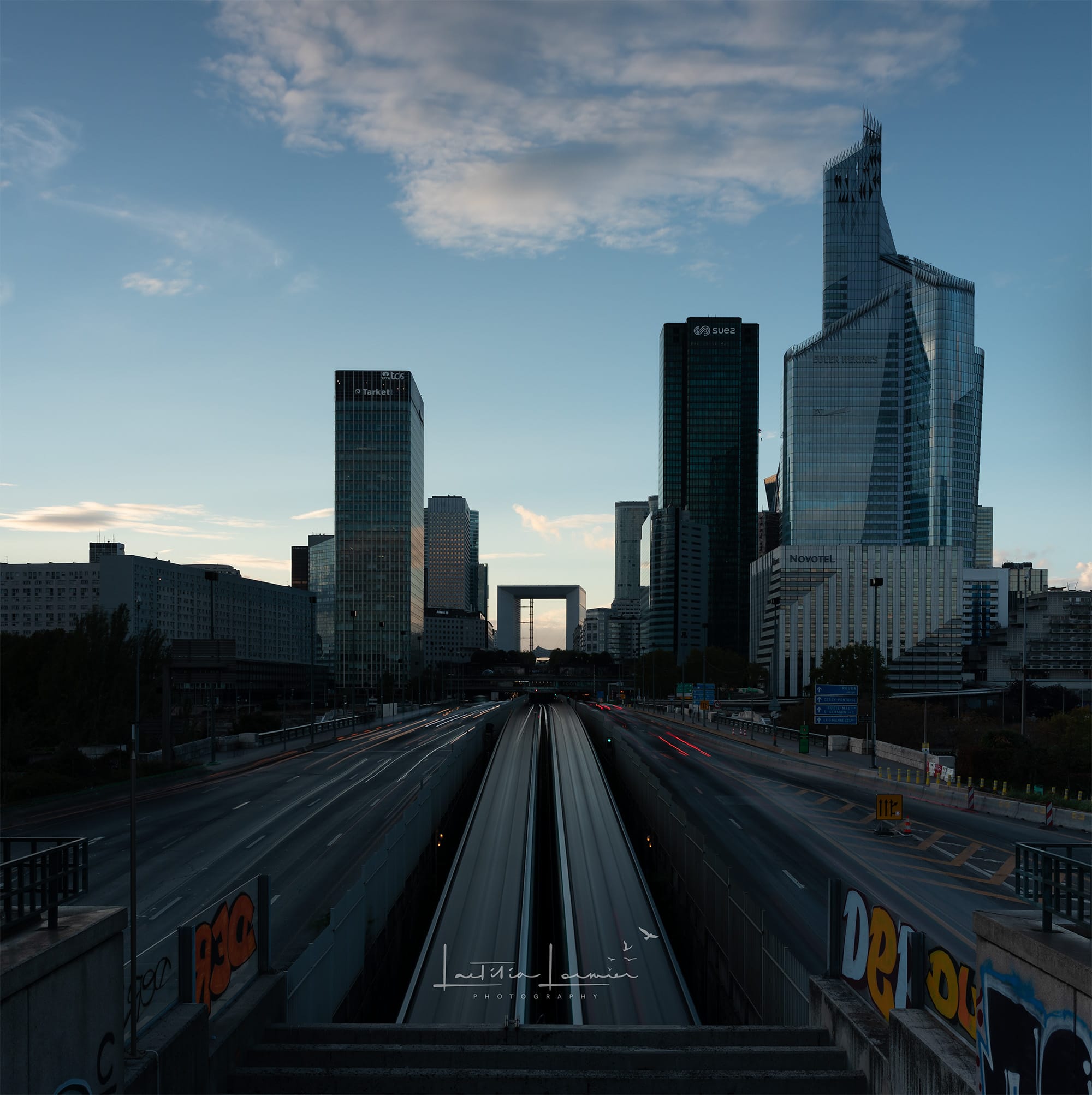 Photographie d’un paysage urbain capturé en plein jour, avec une lumière uniforme et assez terne. 