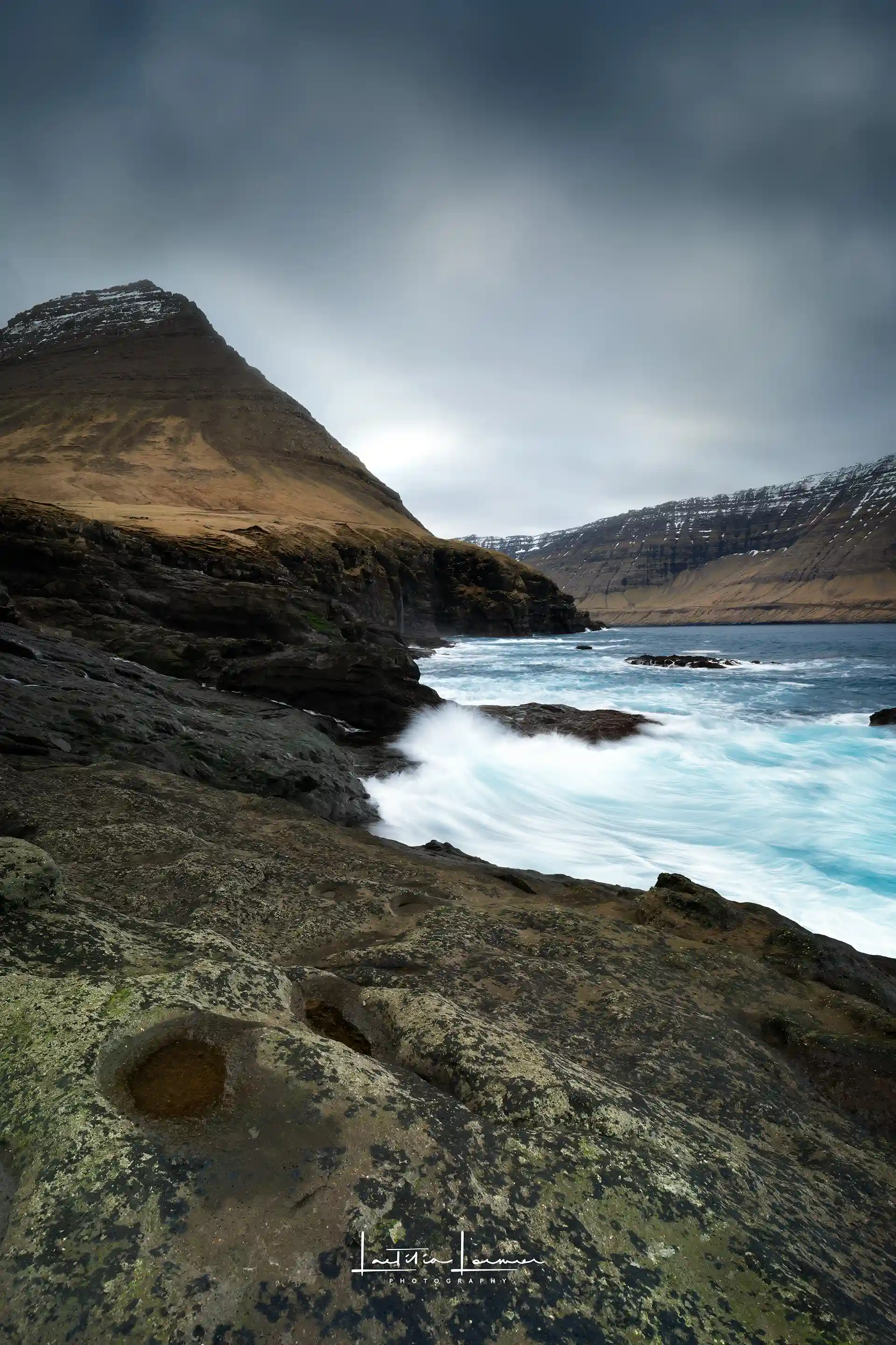 Paysage brumeux des îles Féroé, rochers sculptés par le vent et la mer – série Terres de songes. Fleur mauve en macro-photographie dans une atmosphère pastel et onirique – série Les petits mondes poétiques.