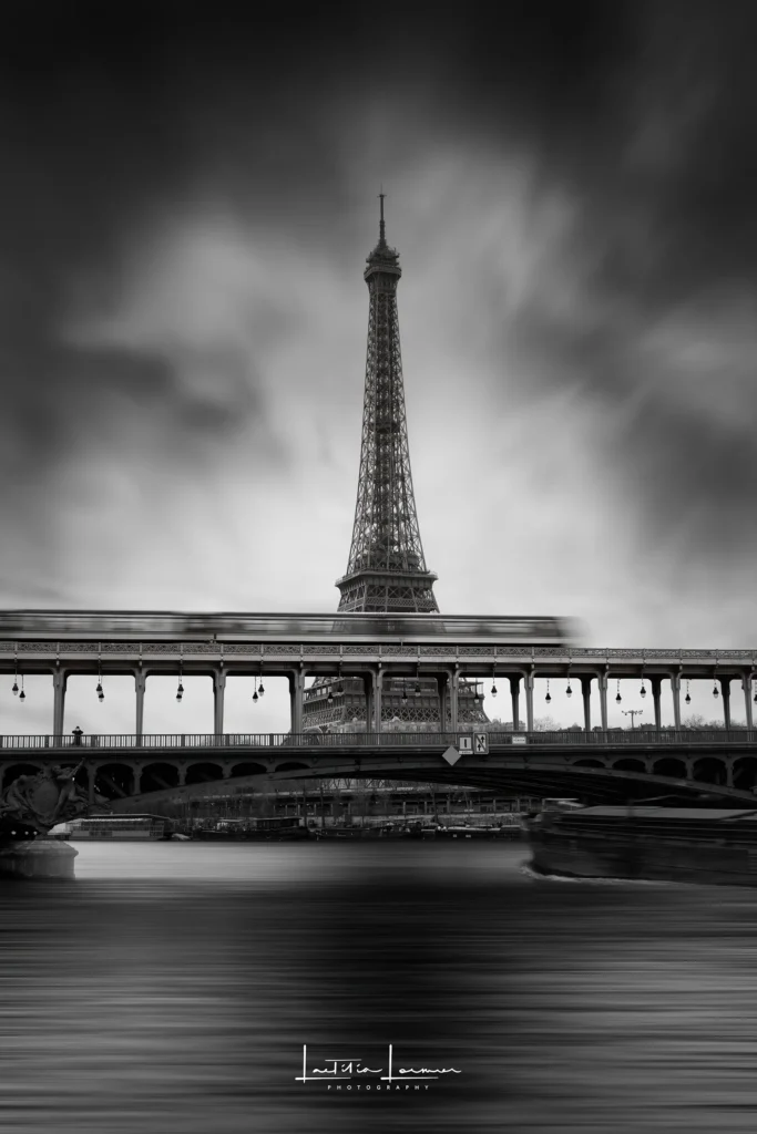 Tour Eiffel vue depuis le pont de Bir-Hakeim avec effet de pose longue sur la Seine – photographie en noir et blanc de la série Paris – Lumière éternelle